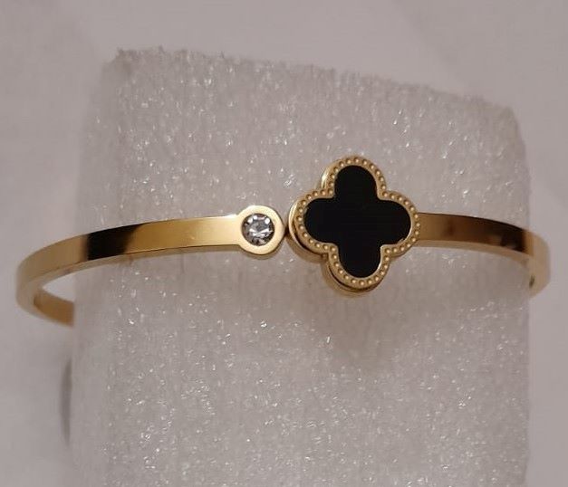 Elegant Clover Bracelet – Stainless Steel for Women