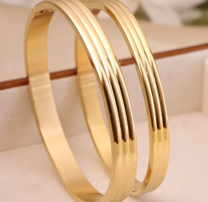 Elegant Golden Stainless Steel Bracelet – Slim Style