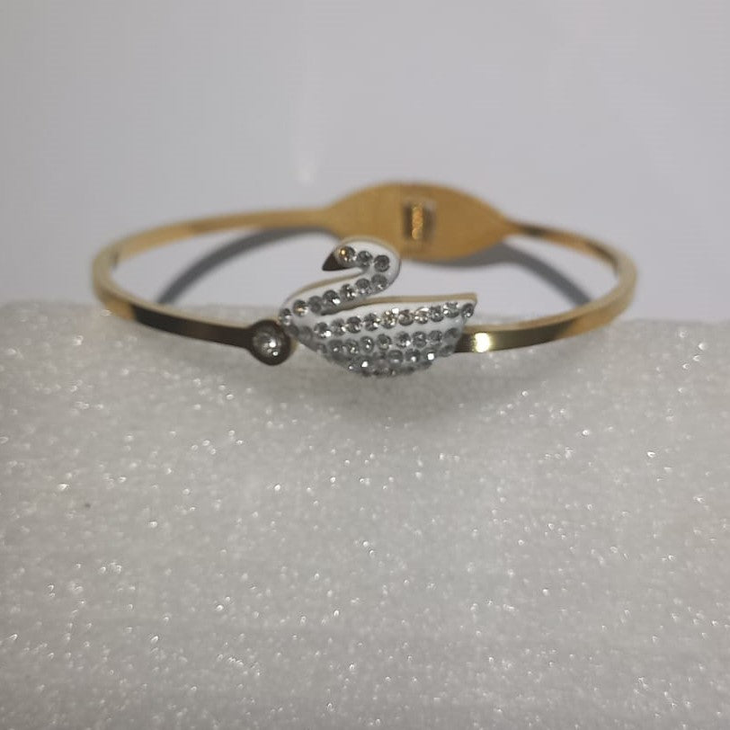 Elegant White Swan Bracelet – Stainless Steel Slim