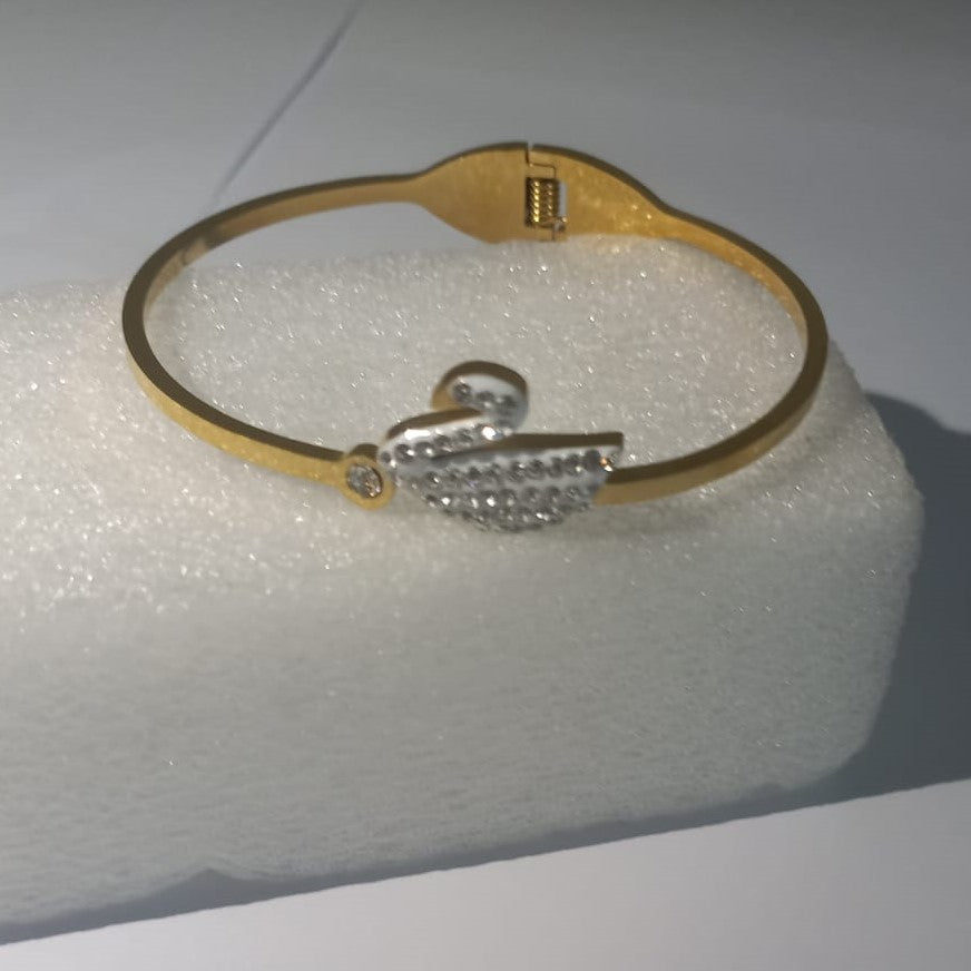 Elegant White Swan Bracelet – Stainless Steel Slim