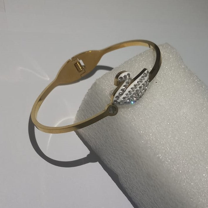 Elegant White Swan Bracelet – Stainless Steel Slim