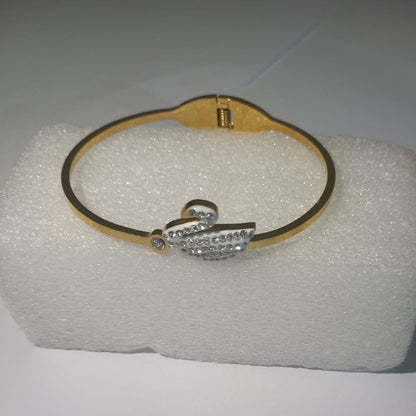 Elegant White Swan Bracelet – Stainless Steel Slim