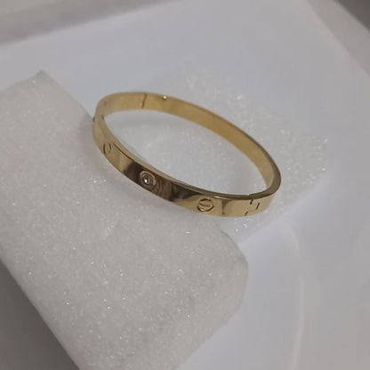 Elegant Stainless Steel Bracelet – Women’s Minimal 01